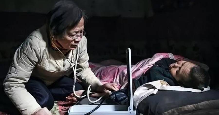 7旬奶奶拒絕高薪，堅守貧困縣54年，義診超10萬人：她的傳奇人生